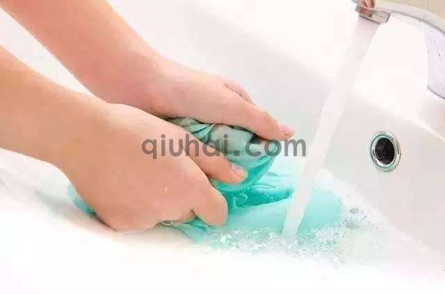 衣服晒干后沾满卫生纸屑,只要1块“刷碗布”,马上恢复“干净”(图1) (图1)